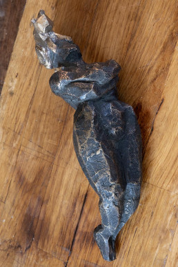 Bronzefigur einer Frau mit einer Katze auf dem Kopf